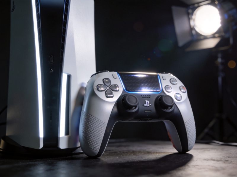 索尼PlayStation游戏主机与手柄特写